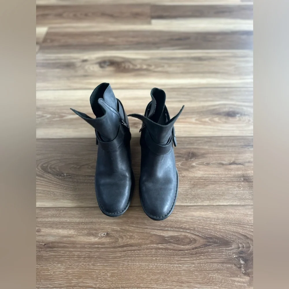 UGG womens Elysian leather black ankle heel boots size 6.5 - Picture 2 of 6